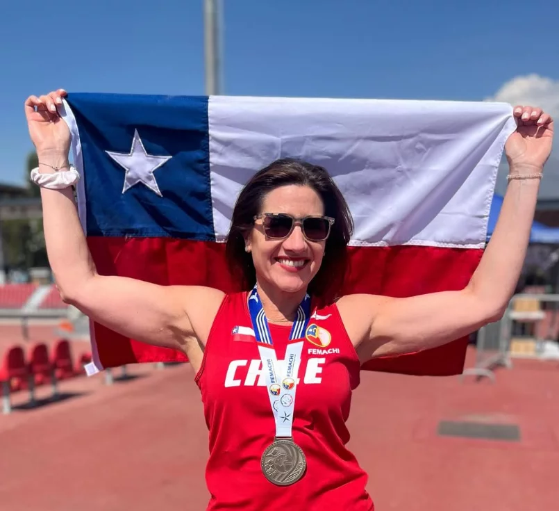 Bárbara Lewin con una medalla representando a Chile